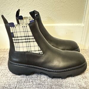 💰⬇️BURBERRY Black Leather Chelsea Boot with Blue Plaid Accent Men’s EU 45